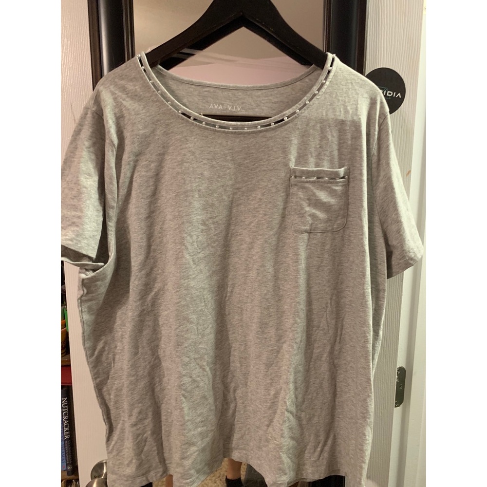 Gray tee